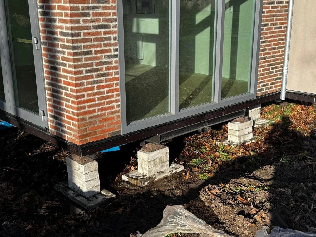 Woning op gestapelde betonnen bielzen met een grondplaat eronder