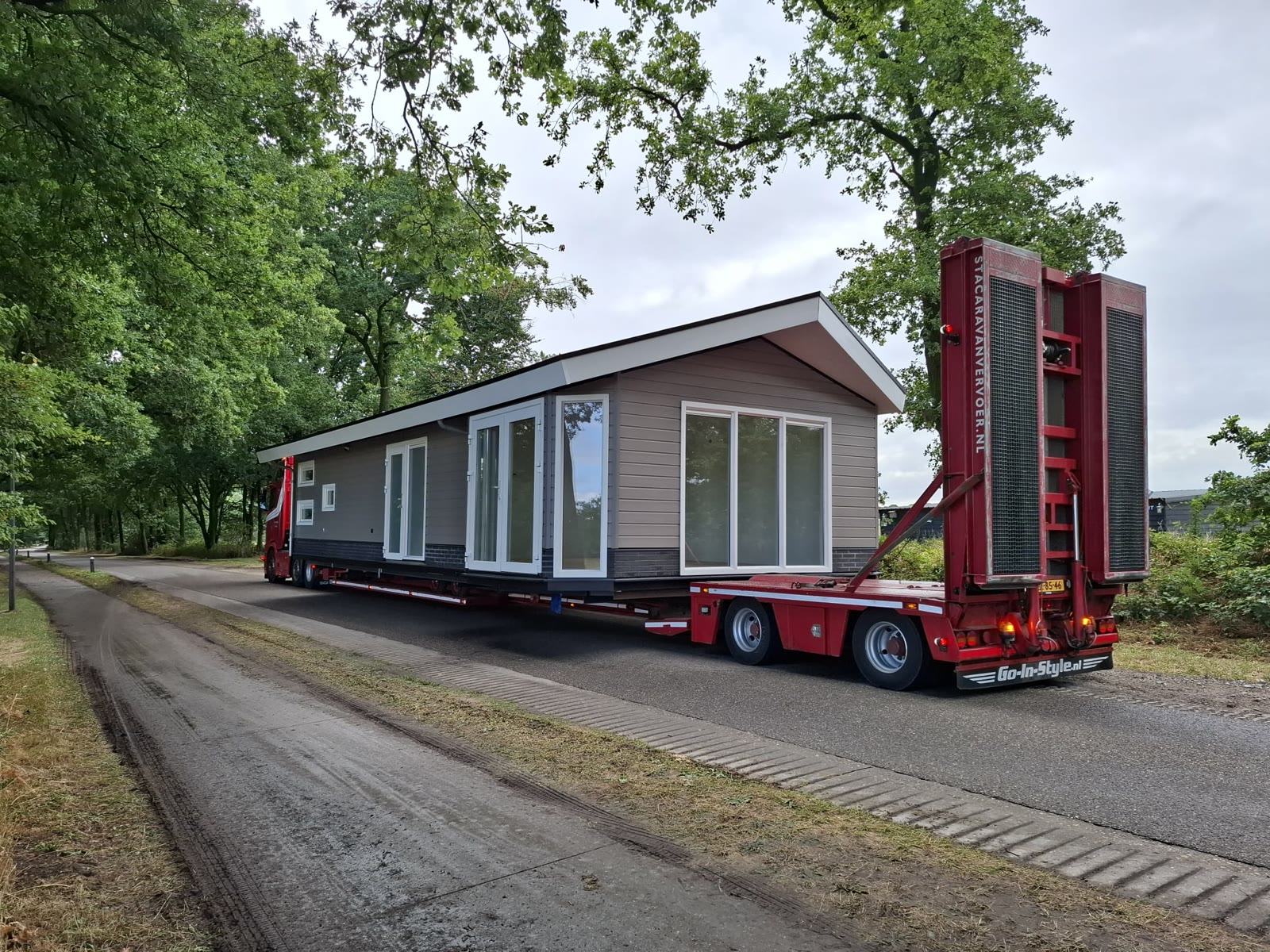 Lange stacaravan op een dieplader