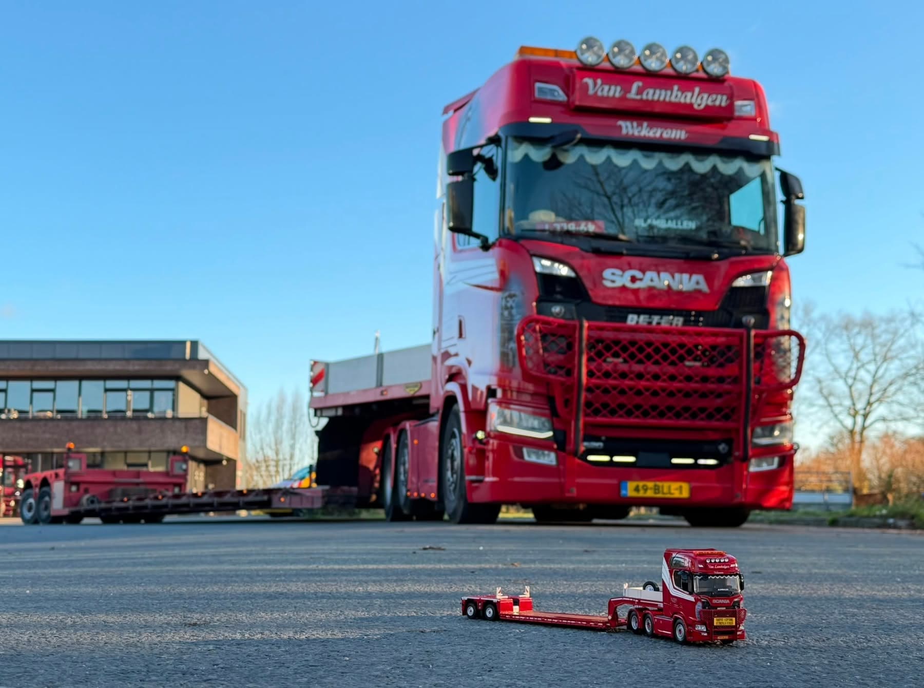 De miniatuur voor de echte Scania op het terrein in Wekerom