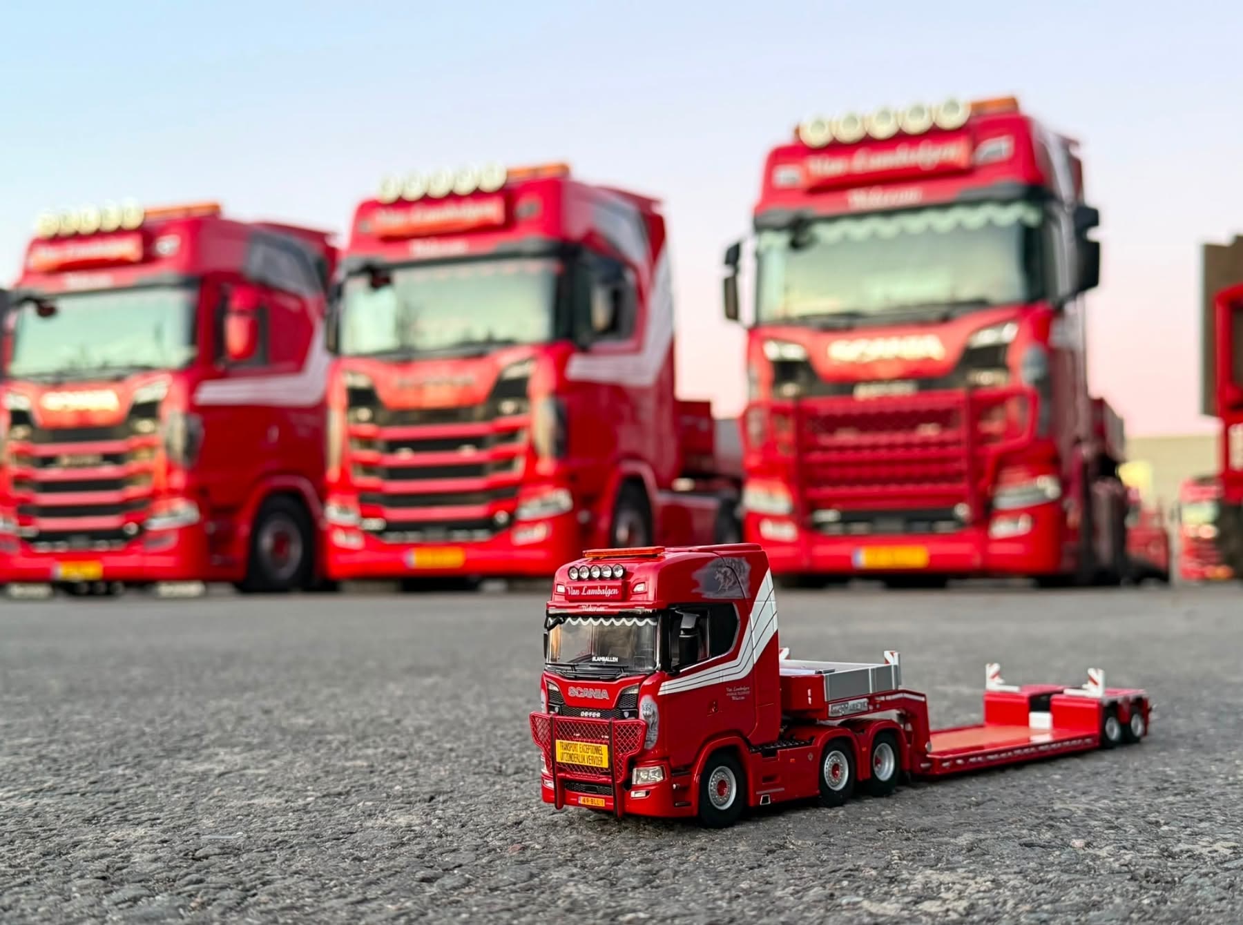 Miniatuur 1:50 van de Van Lambalgen Scania met dieplader voor de echte vloot