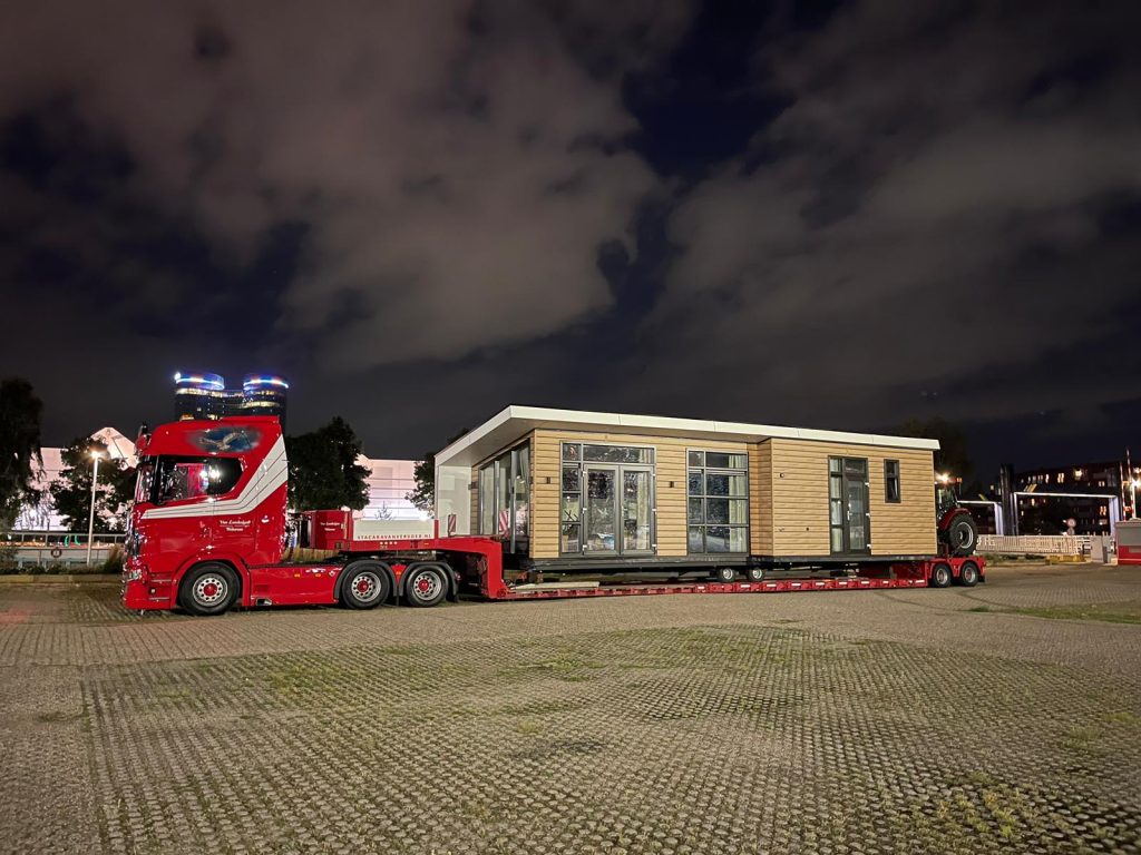 Foto van transport van modulaire woning in de nacht door van Lambalgen transport