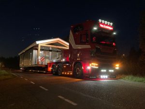 Foto van speciaal stacaravan transport door van Lambalgen in de nacht